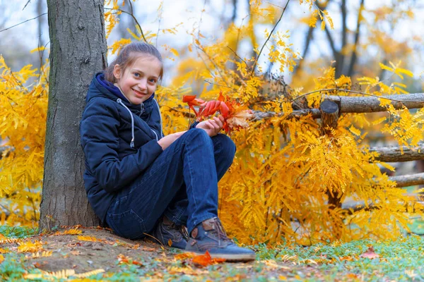 Dívka Pózuje Dřevěného Plotu Užívá Podzimu Městském Parku Krásné Přírody — Stock fotografie