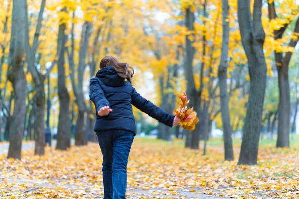 Dívka Běží Přes Park Podzim Krásná Příroda Žlutými Listy — Stock fotografie