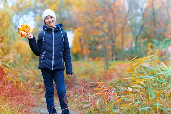 Dziewczyna Pozowanie Pobliżu Rzeki Cieszy Jesienią Piękna Przyroda Żółtymi Liśćmi — Zdjęcie stockowe
