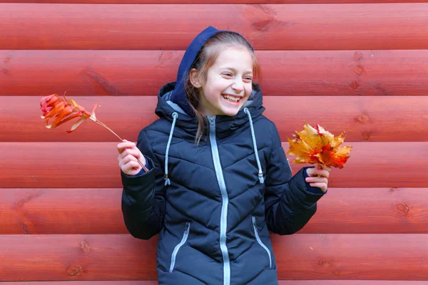Een Gelukkig Meisje Poseren Buurt Rode Houten Muur Geniet Van — Stockfoto