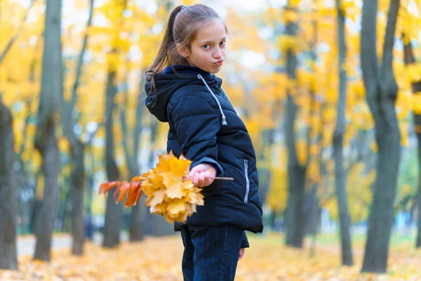 Una Ragazza Posa Godersi Autunno Nel Parco Cittadino Bella Natura — Foto Stock