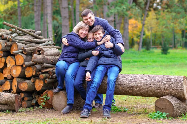 Család Pihentető Szabadban Ősszel Városi Park Boldog Emberek Együtt Szülők — Stock Fotó
