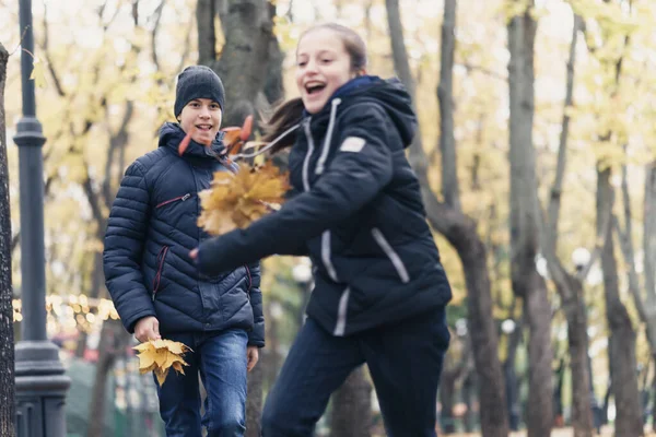 Nastolatek Dziewczyna Chłopiec Działa Przez Park Cieszy Się Jesienią Piękna — Zdjęcie stockowe