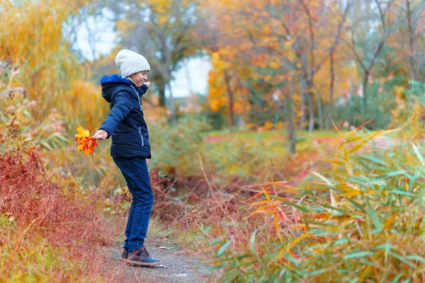 Uma Menina Posando Perto Rio Goza Outono Bela Natureza Com — Fotografia de Stock