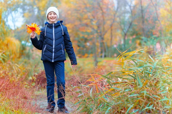 Girl Posing River Enjoys Autumn Beautiful Nature Yellow Leaves — Stock Photo, Image