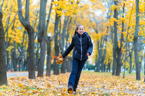 Girl Running Park Enjoys Autumn Beautiful Nature Yellow Leaves — Stock Photo, Image