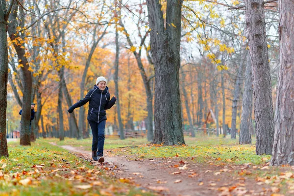 Nastolatek Dziewczyna Chłopiec Działa Przez Park Cieszy Się Jesienią Piękna — Zdjęcie stockowe