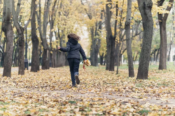 Dziewczyna Biegnie Przez Park Cieszy Się Jesienią Piękna Przyroda Żółtymi — Zdjęcie stockowe
