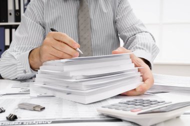 İş dünyası konsepti - iş adamının çalışma masası yakın görünümü, mali raporları kontrol etmesi, yazması ve sayması