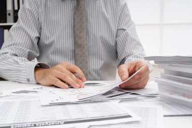 İş dünyası konsepti - iş adamının çalışma masası yakın görünümü, mali raporları kontrol etmesi, yazması ve sayması