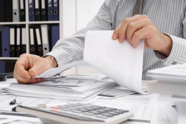 İş sorunu kavramı - hayal kırıklığına uğramış işadamı sorun yaşıyor ve raporları yırtıyor