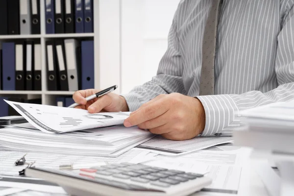 İş dünyası konsepti - iş adamının çalışma masası yakın görünümü, mali raporları kontrol etmesi, yazması ve sayması