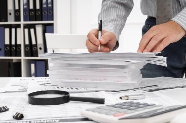 İş dünyası konsepti - iş adamının çalışma masası yakın görünümü, mali raporları kontrol etmesi, yazması ve sayması