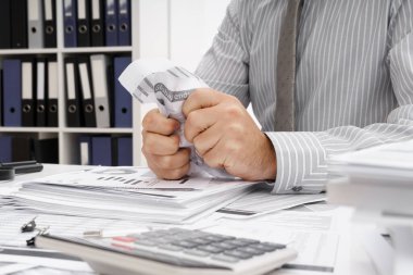 İş sorunu kavramı - hayal kırıklığına uğramış işadamı sorun yaşıyor ve raporları yırtıyor