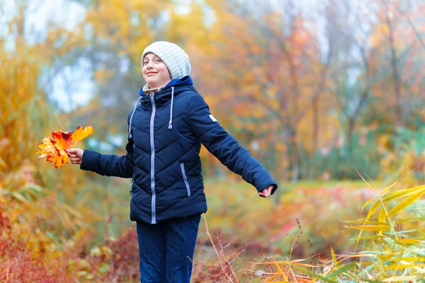 Dziewczyna Pozowanie Pobliżu Rzeki Cieszy Jesienią Piękna Przyroda Żółtymi Liśćmi — Zdjęcie stockowe