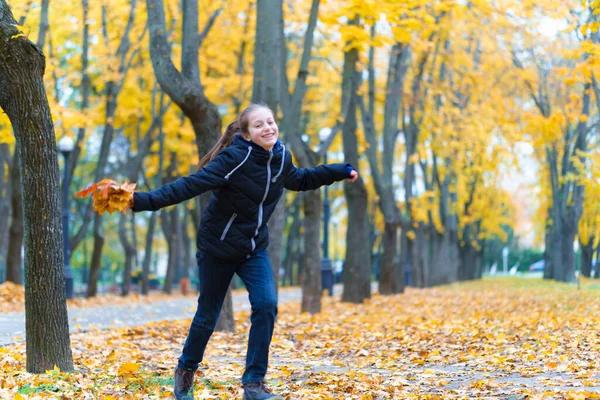 公園を駆け抜け紅葉の美しい自然を楽しむ少女 — ストック写真