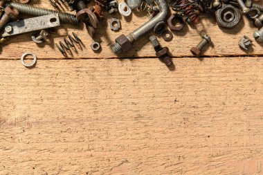 Eski el aletleri - tahta bir zemin üzerinde vida ve fındık set metin için boş alan