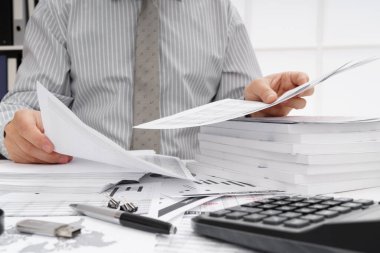 İş dünyası konsepti - iş adamının çalışma masası yakın görünümü, mali raporları kontrol etmesi, yazması ve sayması