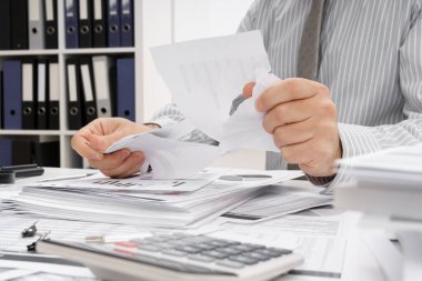 İş sorunu kavramı - hayal kırıklığına uğramış işadamı sorun yaşıyor ve raporları yırtıyor