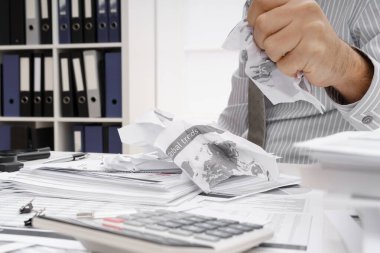 İş sorunu kavramı - hayal kırıklığına uğramış işadamı sorun yaşıyor ve raporları yırtıyor