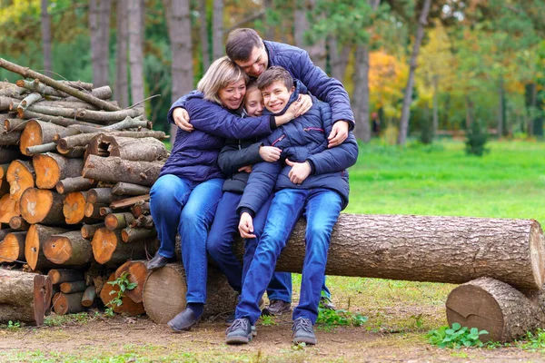 Rodina Relaxace Venku Podzimním Městském Parku Šťastní Lidé Spolu Rodiče — Stock fotografie