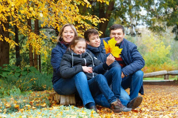 Familie Ontspannen Buiten Herfst Stadspark Gelukkige Mensen Samen Ouders Kinderen — Stockfoto