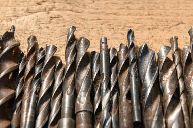 Eski el aletleri - ahşap bir arkaplan üzerinde matkaplar set boş alan metin için