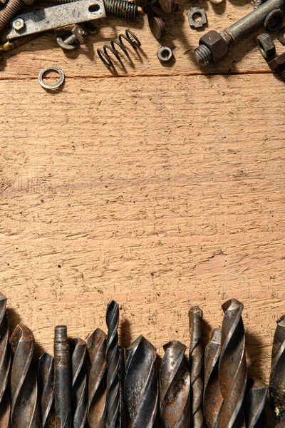 Stare Narzędzia Ręczne Vintage Zestaw Wierteł Śrub Nakrętek Drewnianym Tle — Zdjęcie stockowe