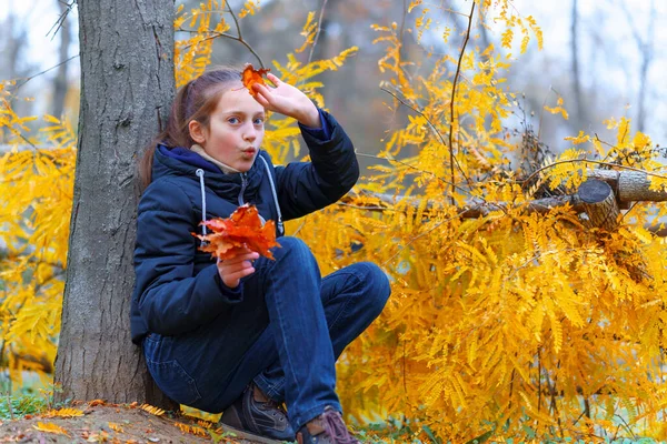 Una Ragazza Posa Vicino Alla Recinzione Legno Gode Autunno Nel — Foto Stock