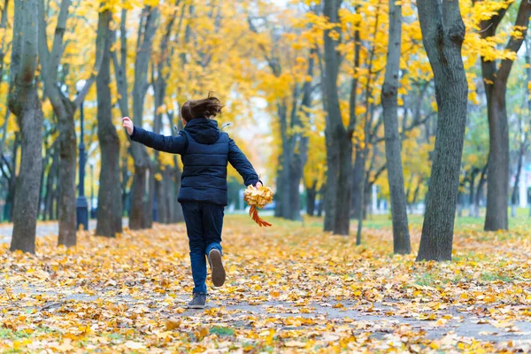 Uma Menina Correndo Pelo Parque Goza Outono Bela Natureza Com — Fotografia de Stock