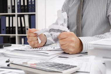 İş sorunu kavramı - hayal kırıklığına uğramış işadamı sorun yaşıyor ve raporları yırtıyor