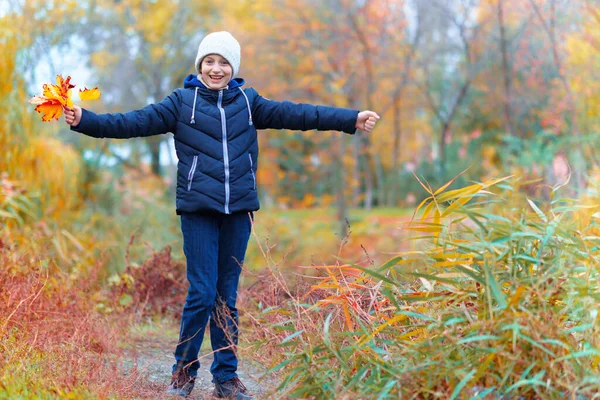 Uma Menina Posando Perto Rio Goza Outono Bela Natureza Com — Fotografia de Stock