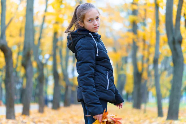 Een Meisje Poseren Genieten Van Herfst Het Stadspark Prachtige Natuur — Stockfoto