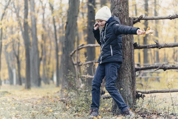 Una Chica Posando Cerca Valla Madera Disfruta Del Otoño Parque —  Fotos de Stock