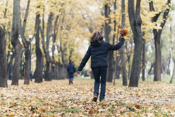 Nastolatek Dziewczyna Chłopiec Działa Przez Park Cieszy Się Jesienią Piękna — Zdjęcie stockowe