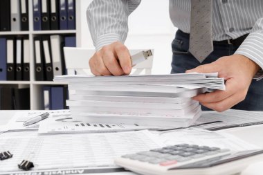 İş dünyası konsepti - iş adamının çalışma masası yakın görünümü, mali raporları kontrol etmesi, yazması ve sayması