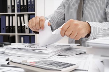 İş sorunu kavramı - hayal kırıklığına uğramış işadamı sorun yaşıyor ve raporları yırtıyor