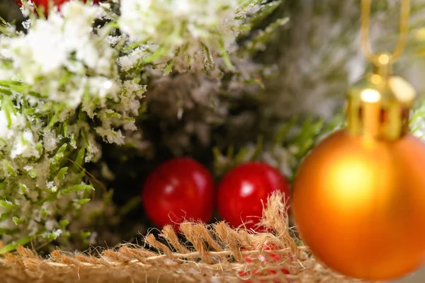 Geschmückter Weihnachtsbaum Mit Schnee Auf Zweigen Nahaufnahme Dekorationskonzept Für Neujahr — Stockfoto