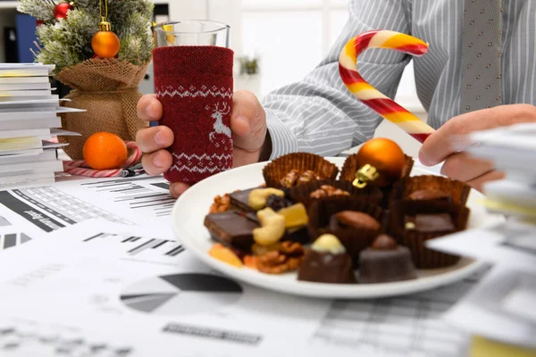 Tatil Kavramı Işadamı Ofiste Noel Ağacı Şeker Diğer Yeni Yıl — Stok fotoğraf