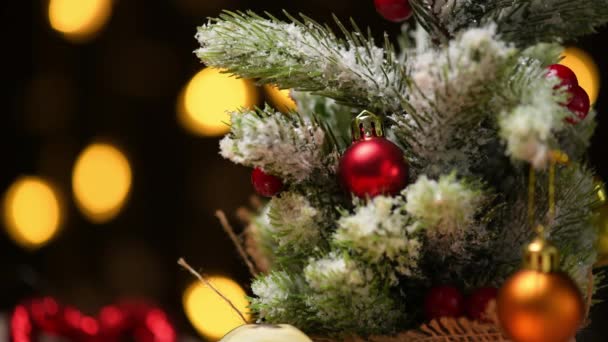 karácsony fények és díszített karácsonyfa hó ágak közelkép - újév vagy ünnep dekoráció koncepció
