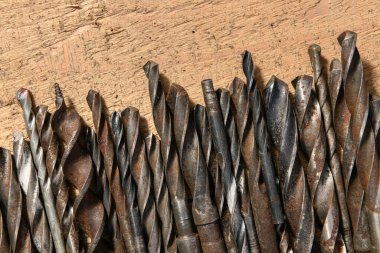 Eski el aletleri - ahşap bir arkaplan üzerinde matkaplar set boş alan metin için