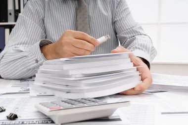 İş konsepti - iş adamının yakın görüntüsü, USB flaş belleği gösteriyor