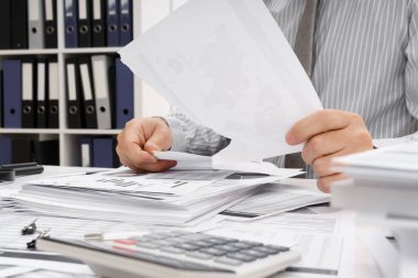 İş sorunu kavramı - hayal kırıklığına uğramış işadamı sorun yaşıyor ve raporları yırtıyor