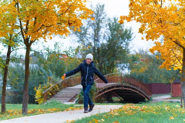 Девушка Ходит Тропинке Наслаждается Осенью Кленами Желтыми Листьями Мостом Через — стоковое фото