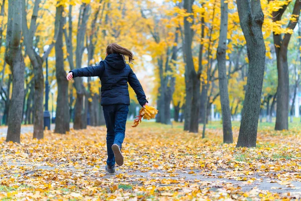 Uma Menina Correndo Pelo Parque Goza Outono Bela Natureza Com — Fotografia de Stock