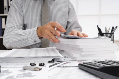 İş dünyası konsepti - iş adamının çalışma masası yakın görünümü, mali raporları kontrol etmesi, yazması ve sayması