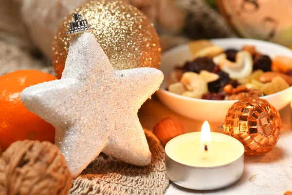 Kerstmis Vakantie Decoratie Een Witte Ster Kaarslicht Mandarijnen Noten Gedroogd — Stockfoto