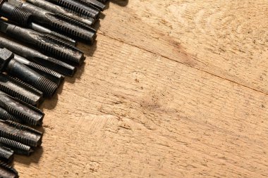 Eski el aletleri - matkaplar ve iplikler tahta arka planda ölür