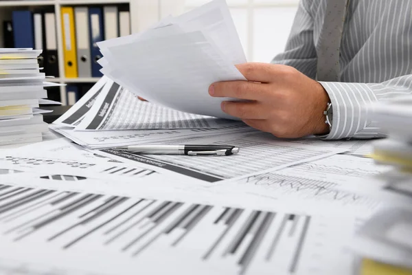 Geschäftskonzept Geschäftsmann Der Mit Berichten Büro Tisch Und Arbeitsbereich Arbeitet — Stockfoto