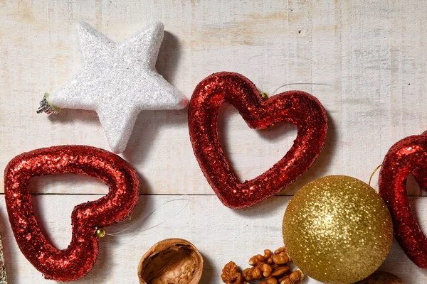 クリスマスや休日の装飾のための木の背景の愛の象徴としてハート型のおもちゃ — ストック写真